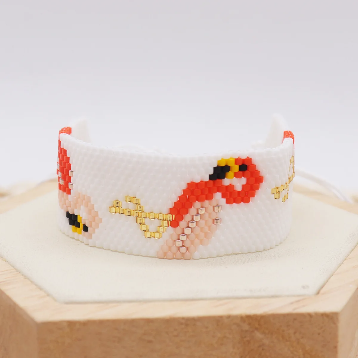 Браслет из рисовых бусин оригинальный дизайн с изображением фламинго ручное