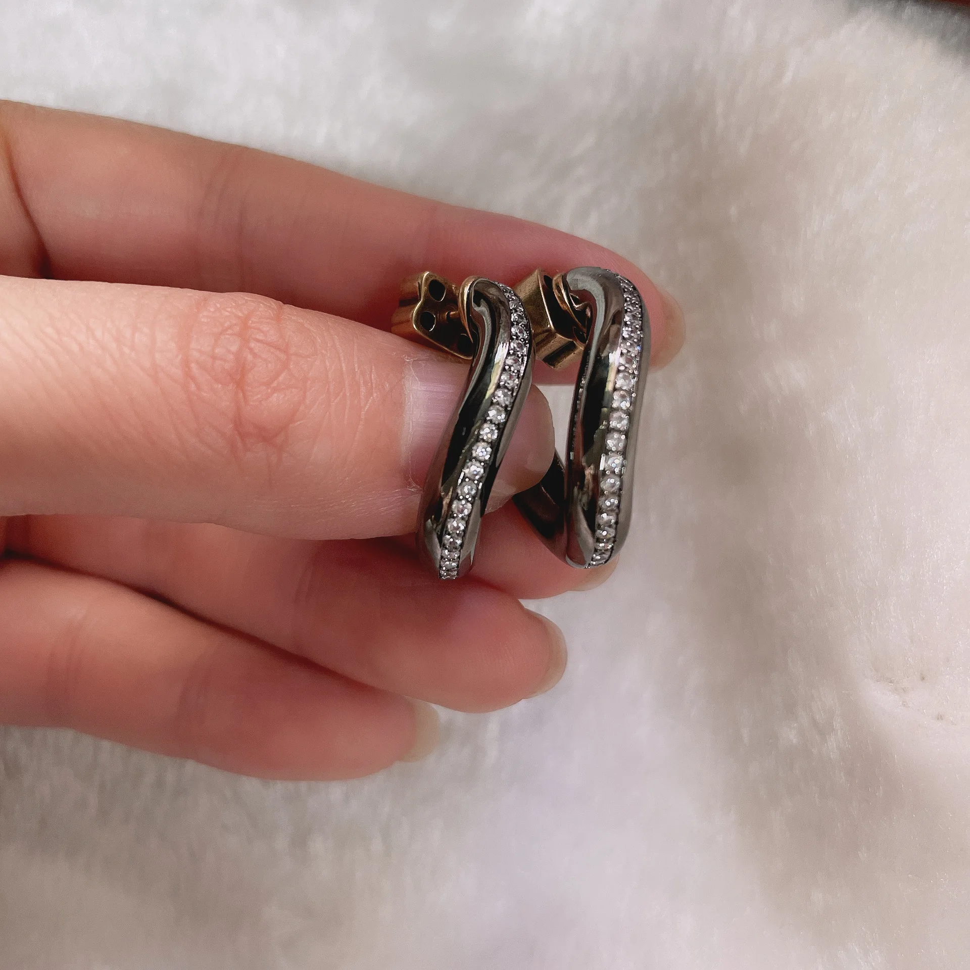 

Модные и уникальные серьги U-образной формы с камнями