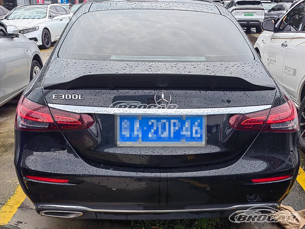 Фото Для Mercedes-Benz W213 E300 E63 AMG 2016-2022: высококачественный спойлер на багажник (крыло) в стиле R, красный или серебристый №1