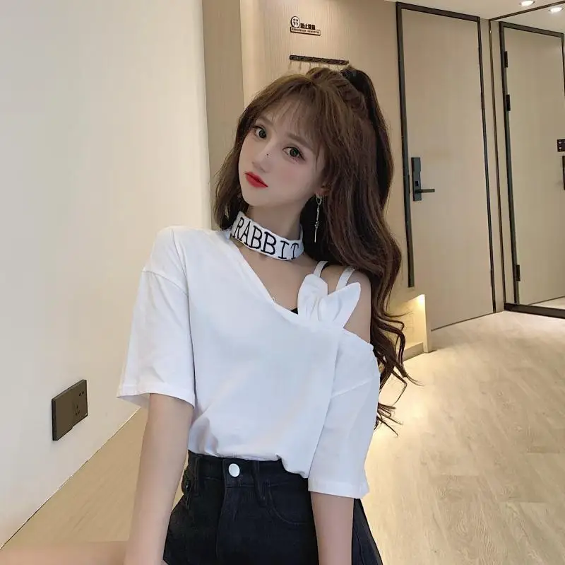 Женская футболка с открытыми плечами и вырезом лодочкой