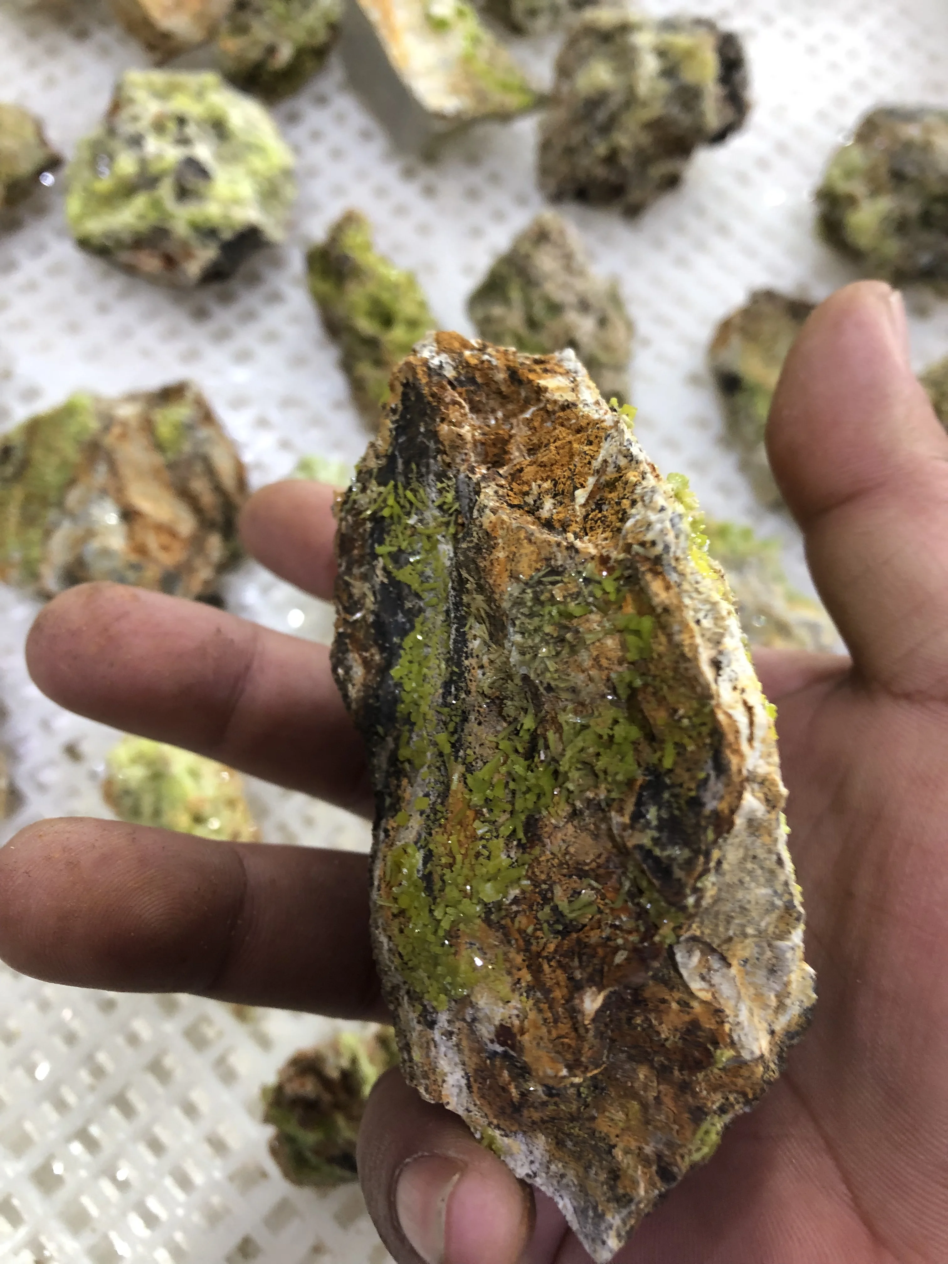 1Pcs 200G Chlorophosphite Yellow Green Natural Raw Mineral Crystal Ore Teaching Specimen Raw Stone Gem Collector Stone