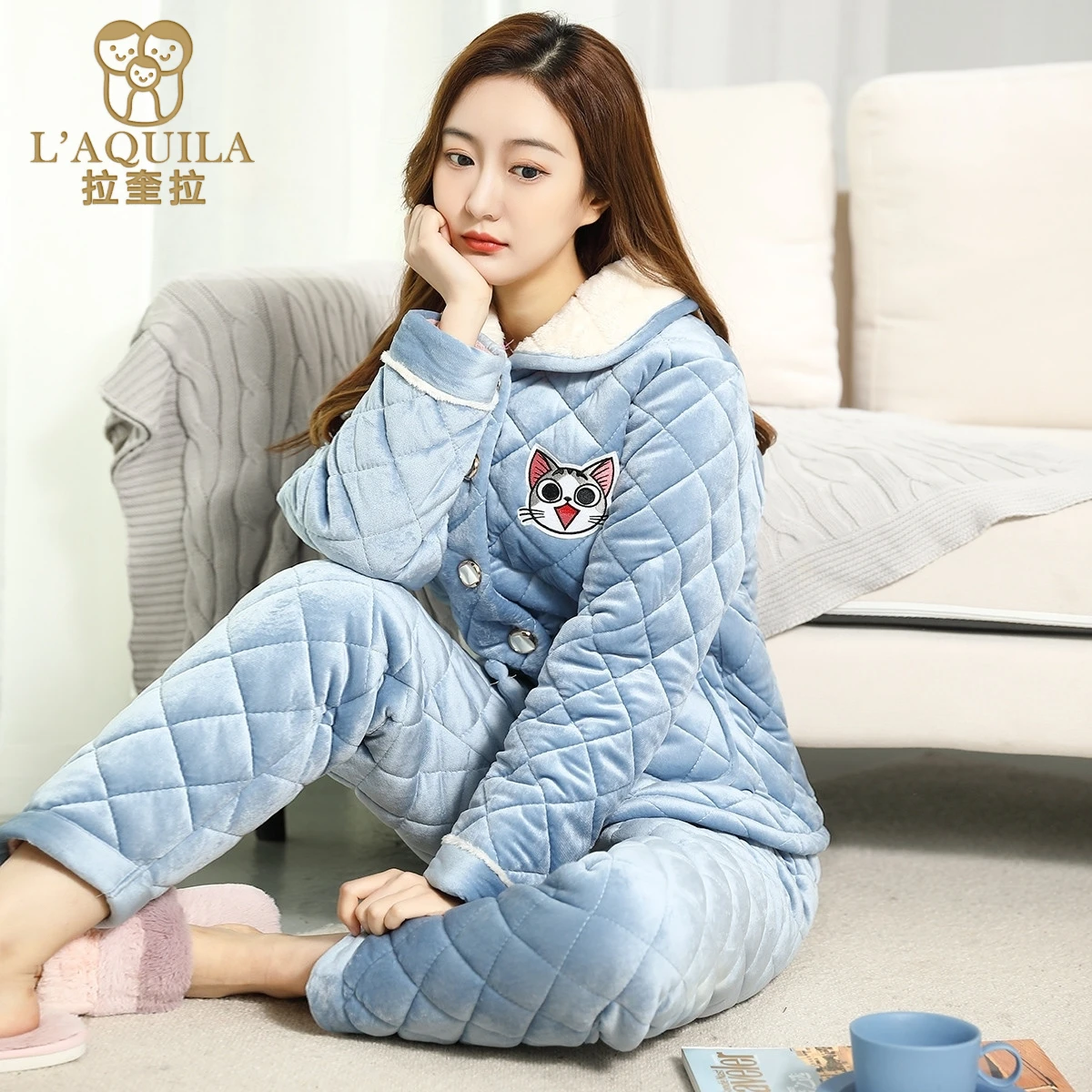

L'AQUILA 2022 Толстые Теплые 3 Слоя Из Хлопка Коралловый Бархат Женские Зимние Пижамы Кошачий Узор На Груди Пижамы Набор Твердых Синий