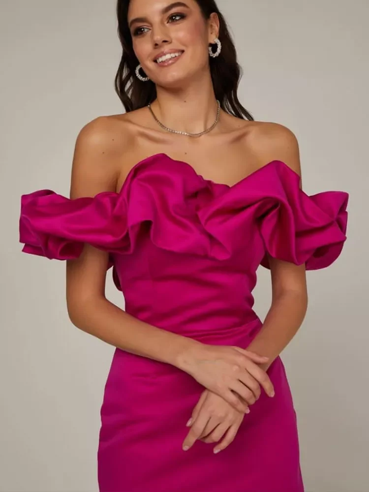 

Женское вечернее платье-футляр с открытыми плечами и оборками