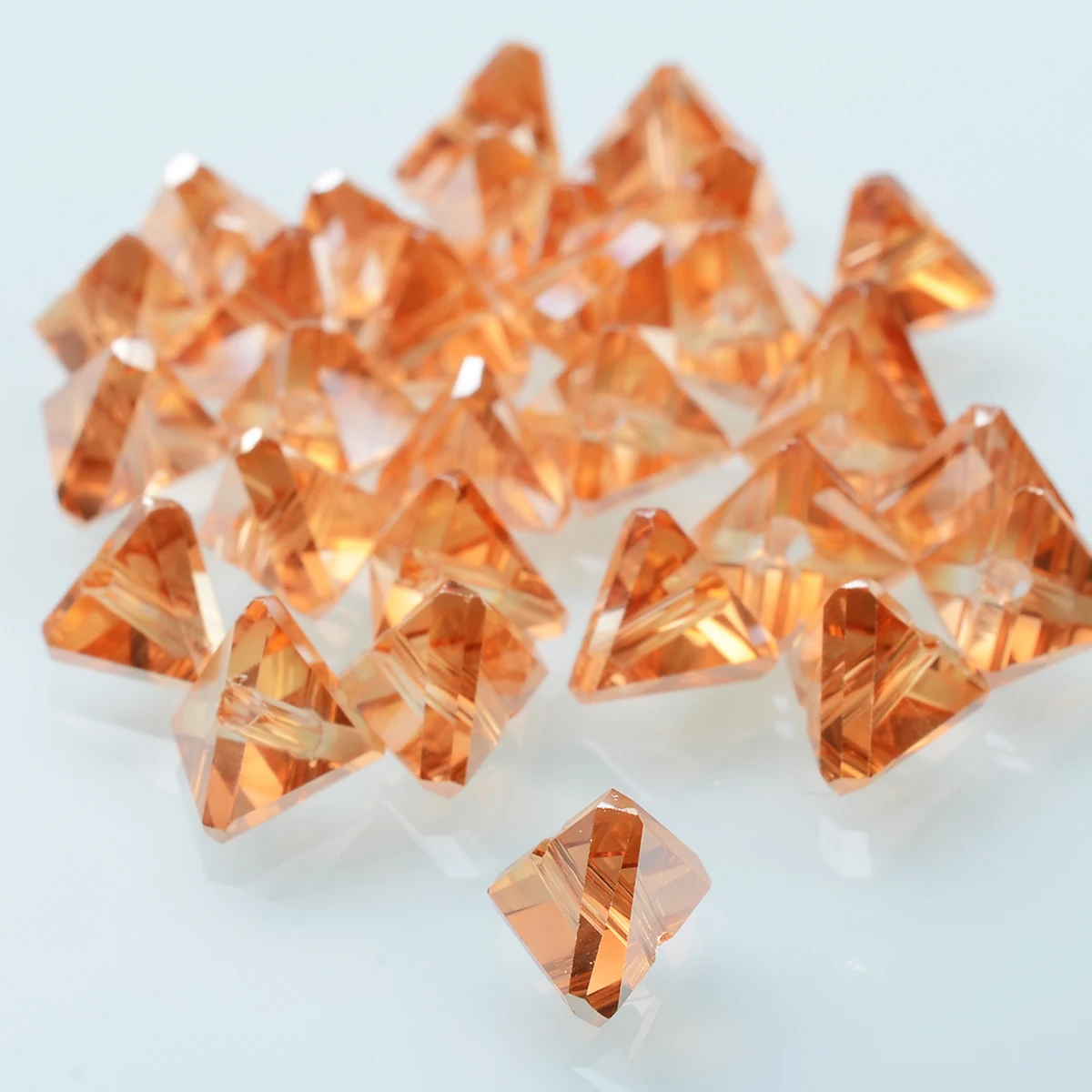 треугольные бусины. треугольные бусины купить. бусины треугольные серебро. треугольная ракушка с одним глазом. плоские бусины треугольной формы.