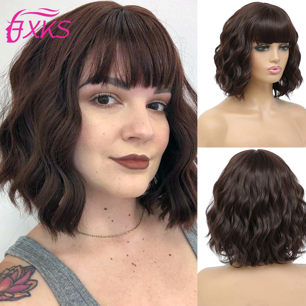 

Short Wavy Synthetic Wigs With Bangs Dark Brown Blonde Natural Color Wavy Hair Wigs 10Inch High Temperature Fiber For Women FXKS