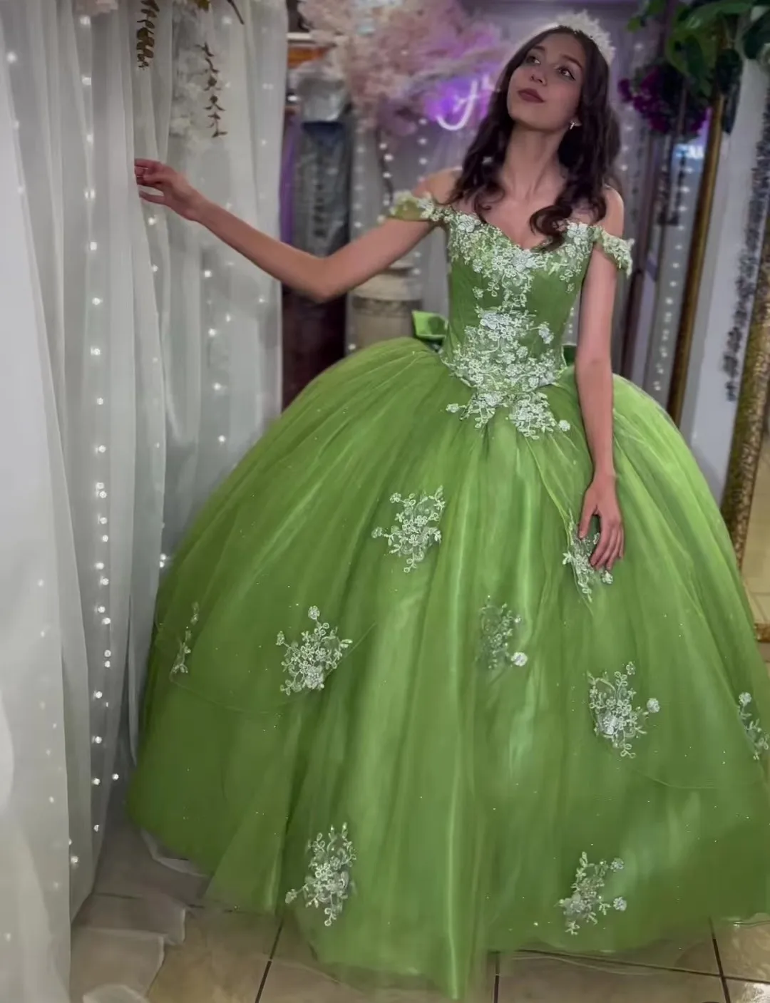 

Green Sparkly Prom Dresses 2023 A-Line Off Shoulder Appliques Evening Dresses With Bow Lace-up Gorgeous vestidos de graduación