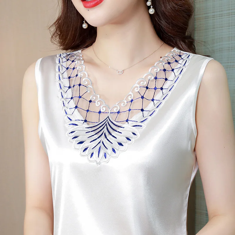 

Майка женская атласная с V-образным вырезом, модный пикантный топ с вышивкой, ажурная кружевная рубашка без рукавов, лето 2022