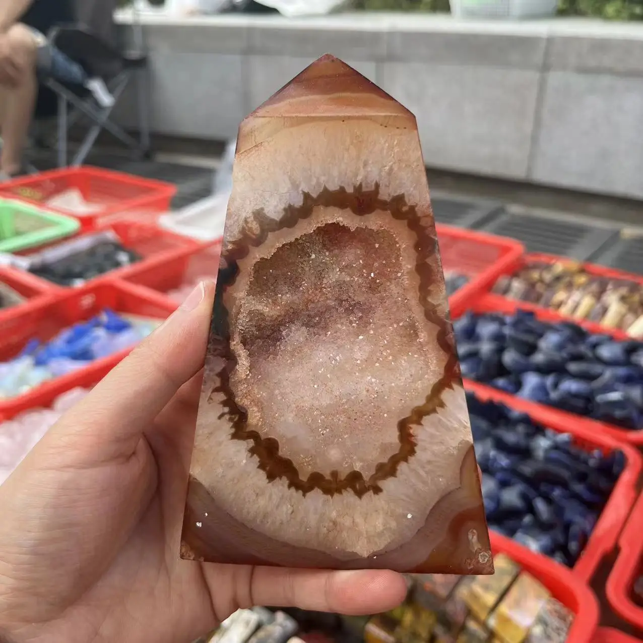 

Натуральный кристалл, геод, агат, плоский лист, точка, красная башня, минеральный кварц, камень для украшения дома, восстанавливающий камень ...