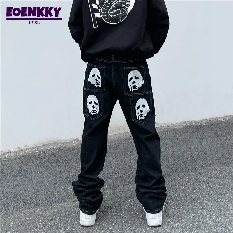 

Брюки мужские джинсовые с принтом летучая мышь и множеством карманов