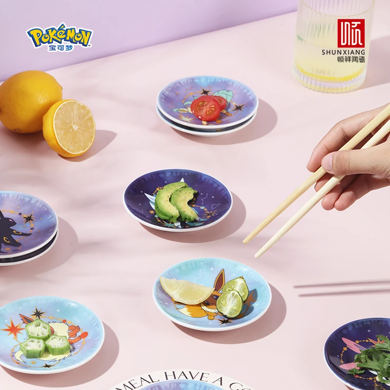 Фото В наличии: Набор керамических тарелок SHUNXIANG Pokémon с лицензией, серия Eevee, подарочная коробка «Звездное небо», фарфоровая посуда в аниме-стиле, подарок №5
