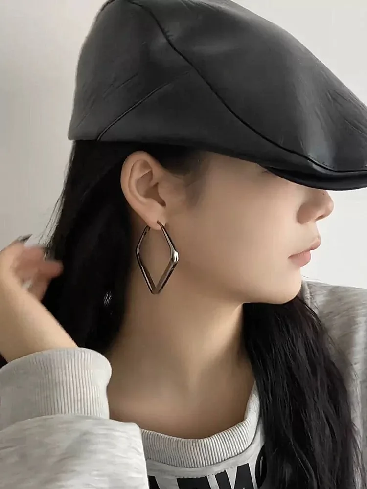 Глянцевые серьги с черными бриллиантами новинка 2024 модные легкие роскошные