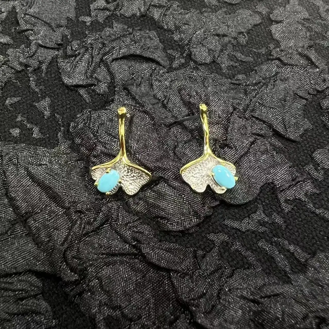 Серьги из серебра пробы с натуральным бирюзовым листьем гинкго маленькие свежие