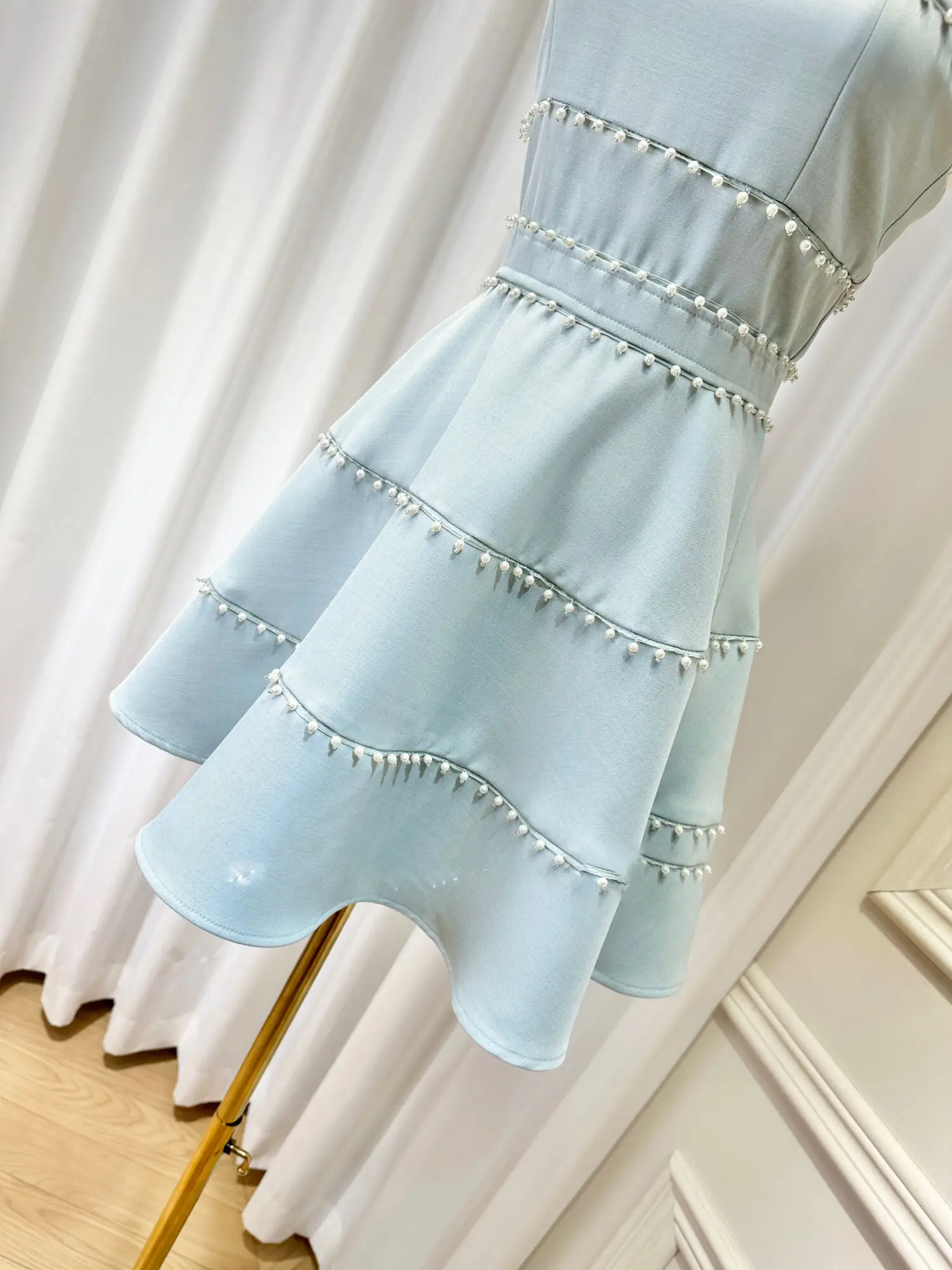 Женское длинное платье без рукавов с открытыми плечами