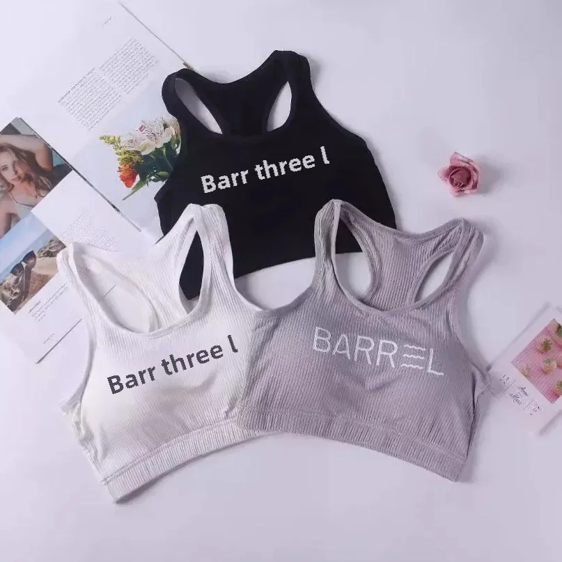 Универсальный спортивный бюстгальтер с буквенным принтом. Удобный