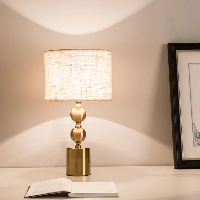 

Creative fashion table lamp, modern, simple, gold, bedroom model, guest room, fabric cover, luxury metal table lamp bedroom
