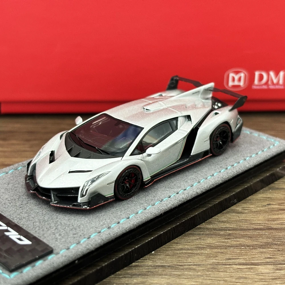 Фото Модель автомобиля из смолы DMH 1:64 Veneno №2