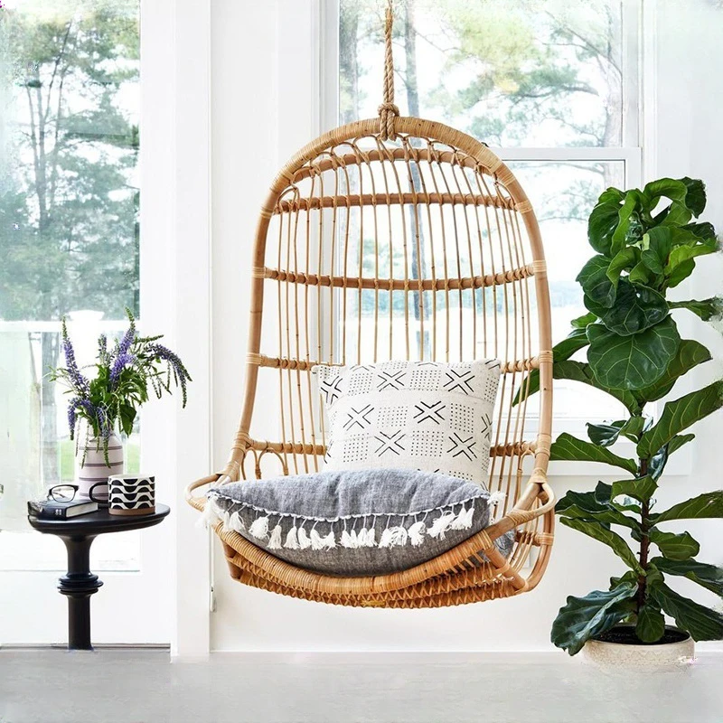 Кресло-качалка из ротанга для отдыха в доме