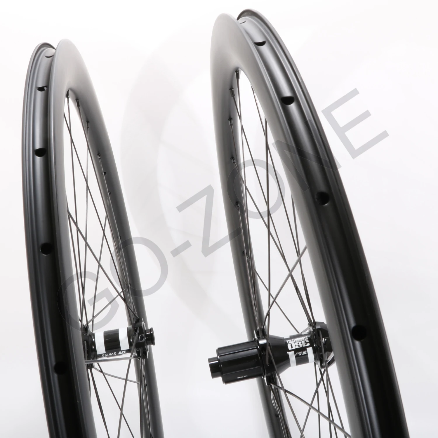 UCI Колесный комплект Carbon 700c с тормозным диском, обода с клинчером и безкамерными покрышками шириной 25 мм Novatec / DT Chosen Road Wheels on.