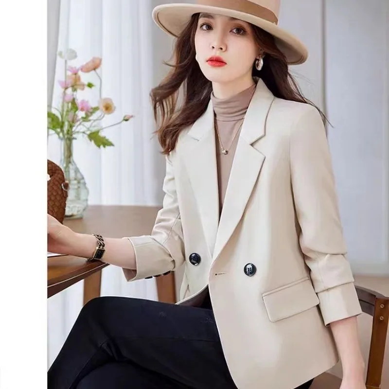 Женский блейзер на пуговицах с длинным рукавом