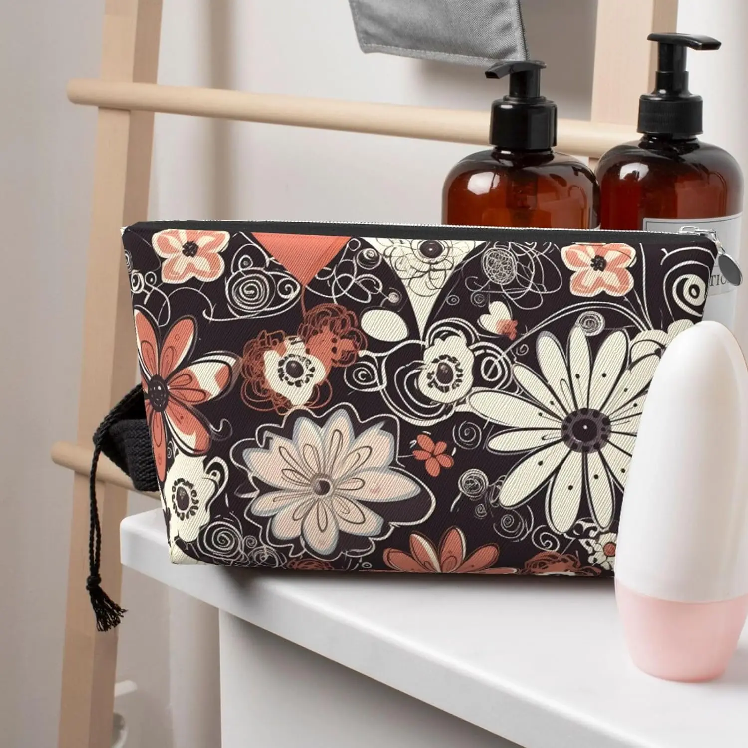 Кожаная дорожная косметичка с цветочным принтом и сердечками