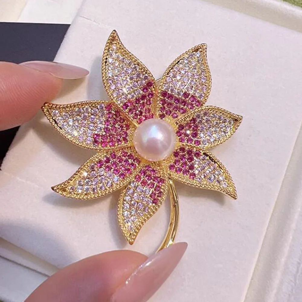 Женская брошь с жемчугом и кленовыми листьями