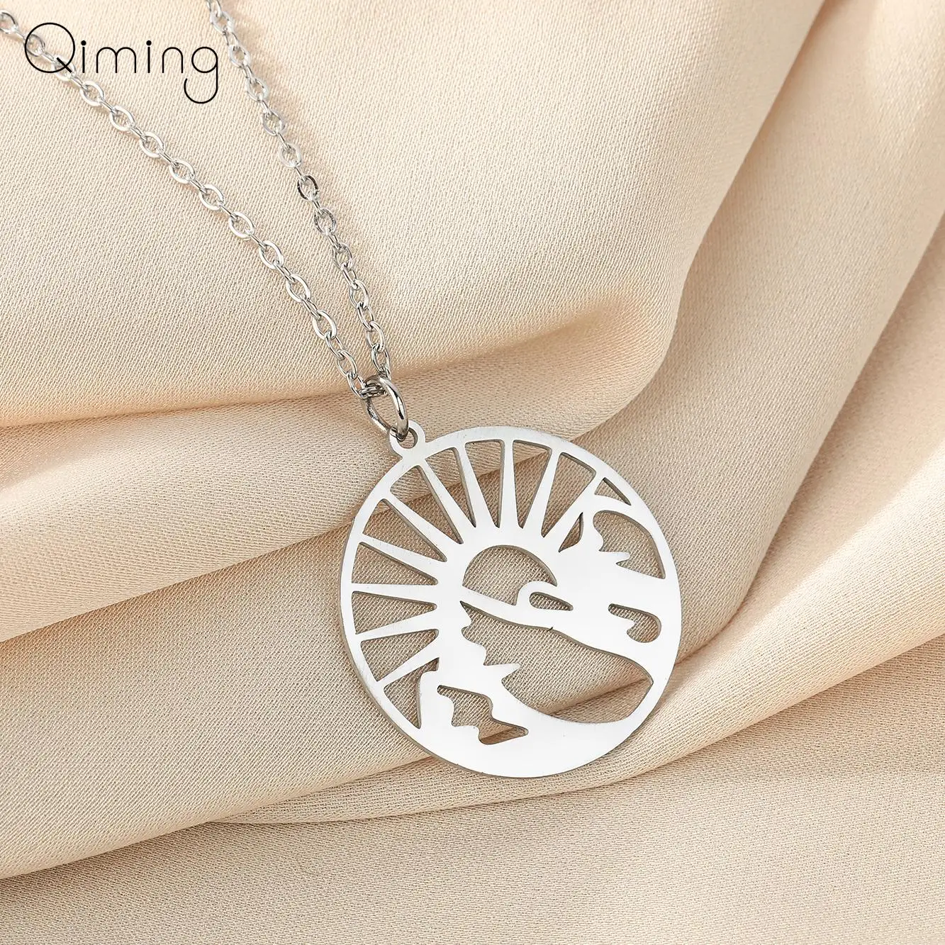 Женское колье с подвеской в виде горного пейзажа