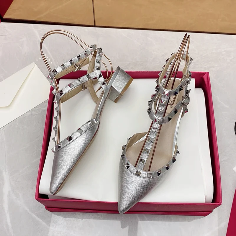 Luxury Brand Women's Sandals 2023 Summer Ankle Strap Leather Rivets Thick Heel Sandals Pointed Toe Fashion Ladies Designer Pumps