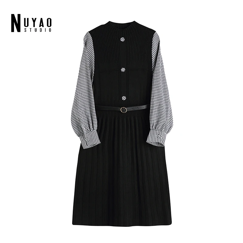 

Женское длинное трикотажное платье-свитер в клетку, с высоким воротником