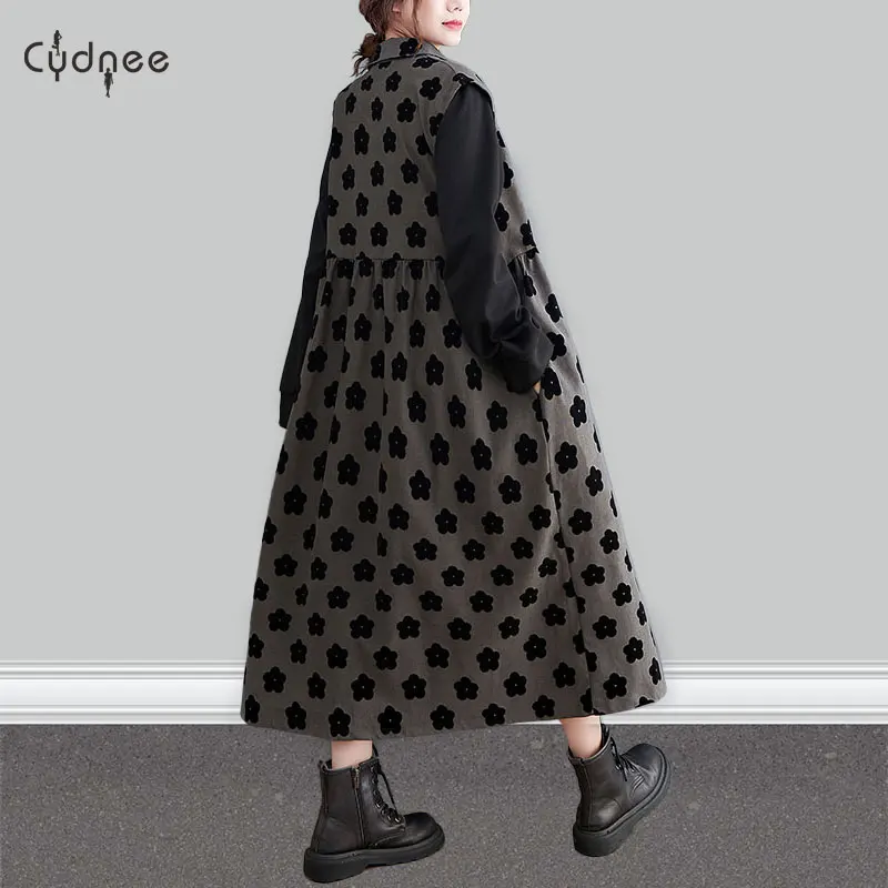 Модное свободное прямое платье с расклешенным подолом воротником вельветовое