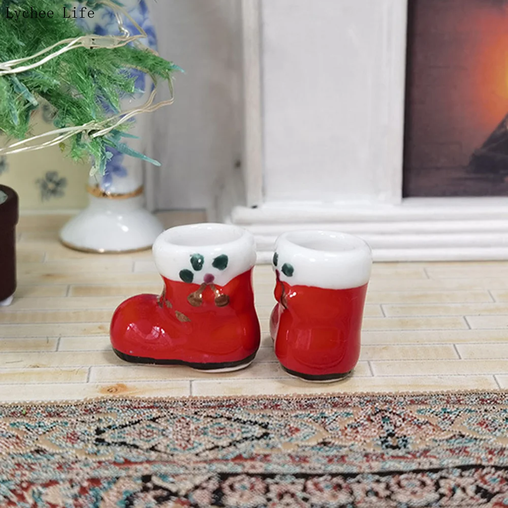 

Рождественские миниатюрные красные керамические сапоги, 2 шт., масштабная модель, украшение для кукольного домика, подарок на Рождество, мин...