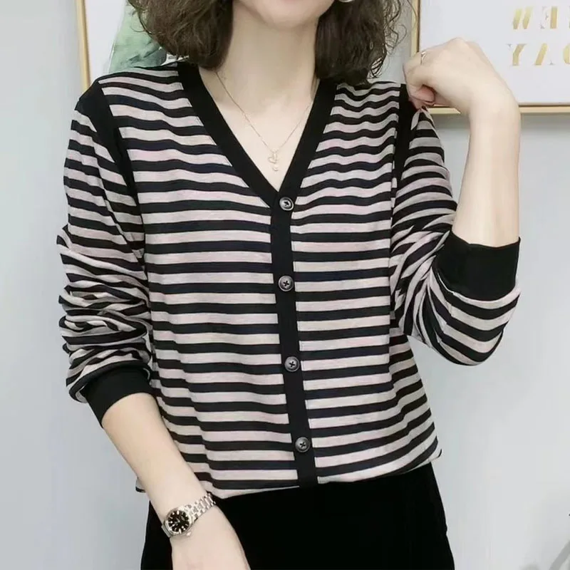 Модные топы в полоску с пуговицами и V-образным вырезом повседневные