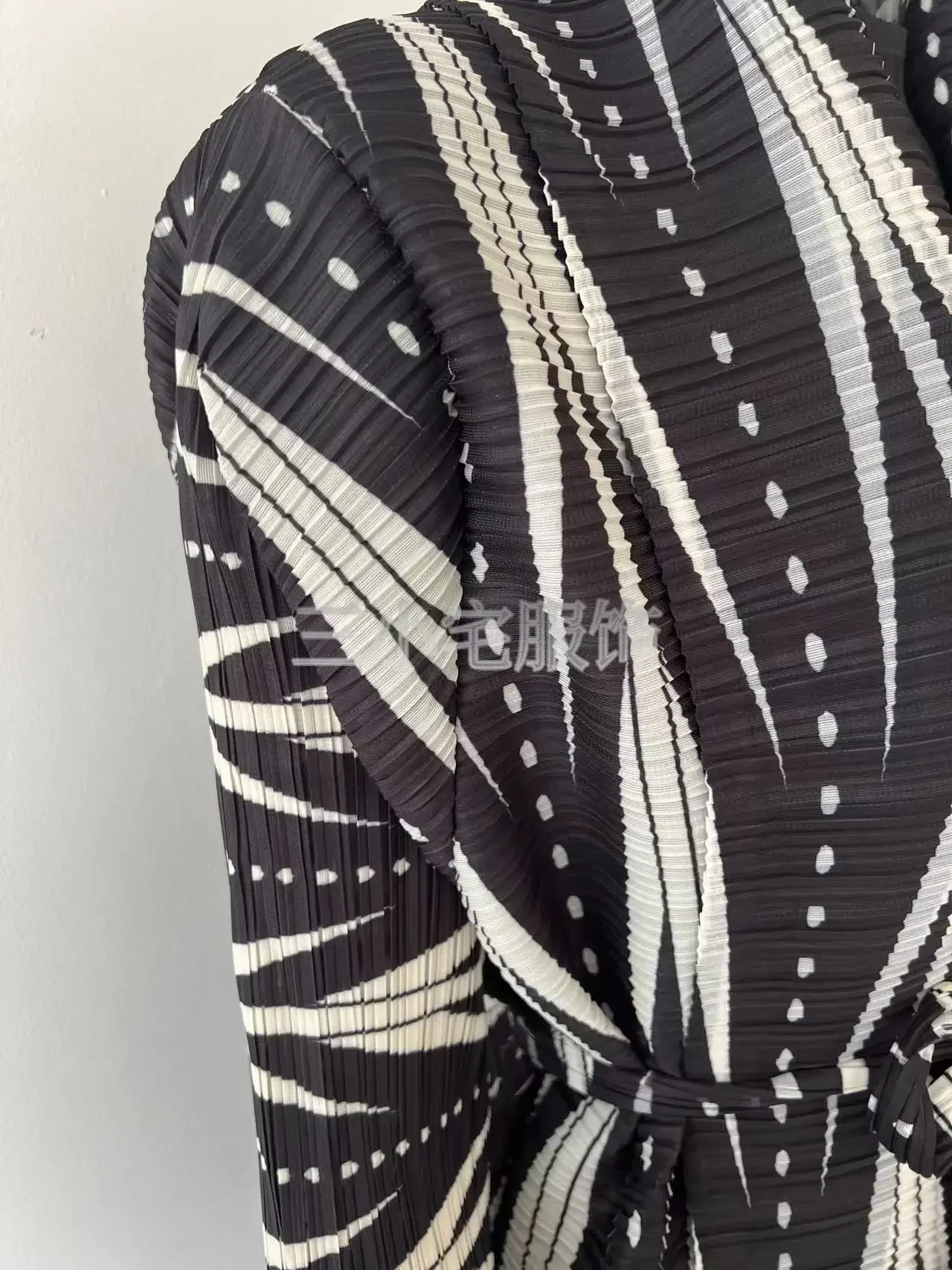 Плиссированный халат с длинным рукавом и принтом ветрозащитное женское пальто