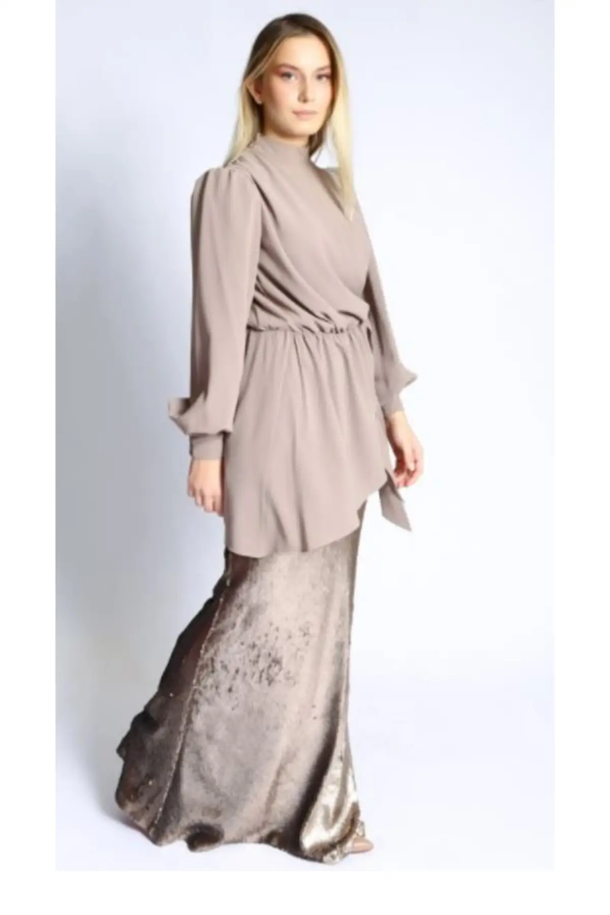 Рисунок 2 - Женский стильный костюм Hilal Oğuzkan