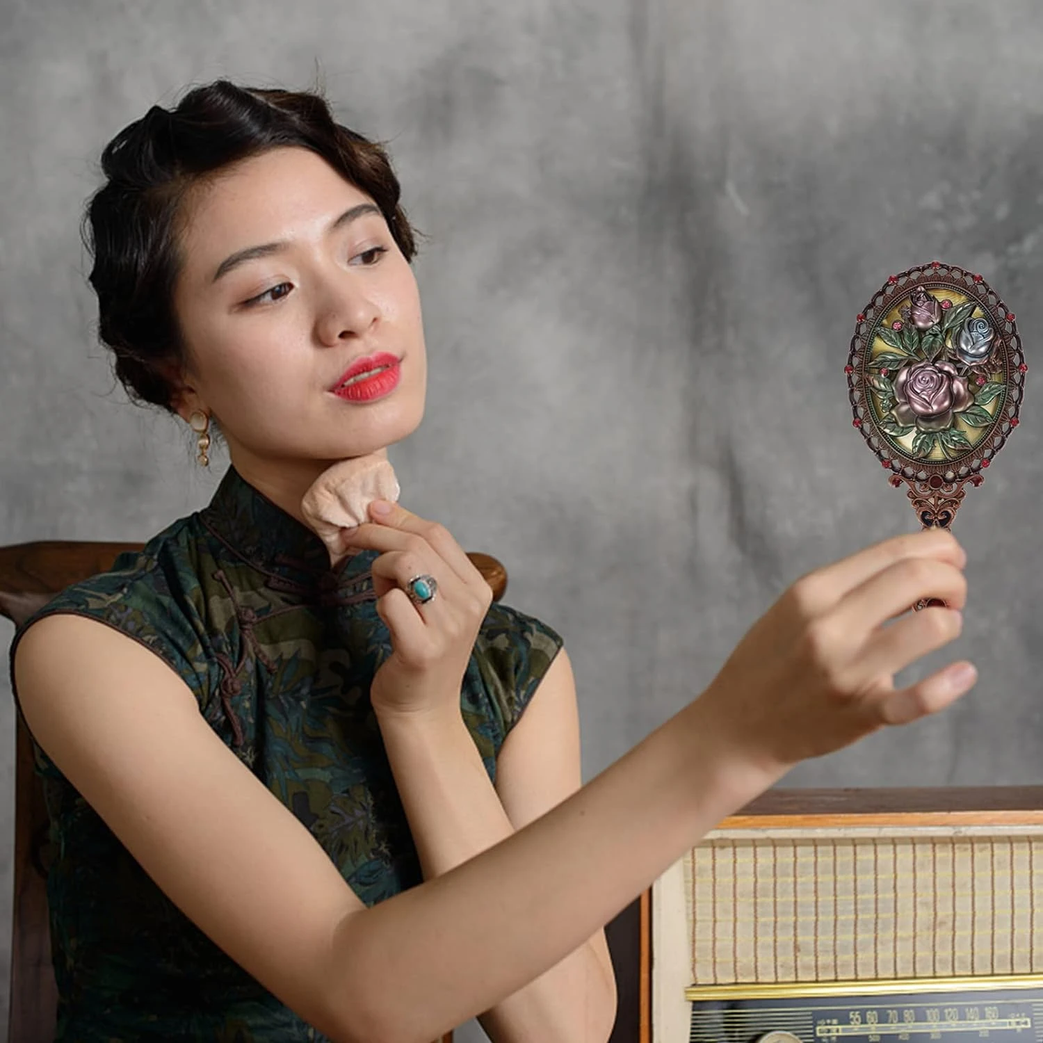 Vintage Handheld Mirror Comb Set - Elegant Makeup Accessory for Women Ideal Bathroom Decor