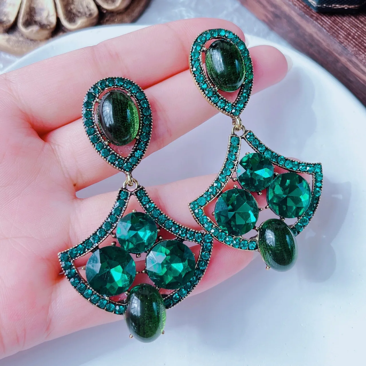 

Изумрудные висячие серьги, французские светильник Роскошные темпераментные белые серьги ручной работы