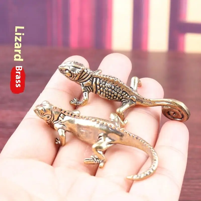 

Бронзовая статуя ящерицы и хамелеона