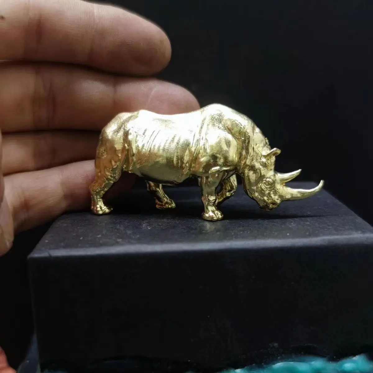 

Миниатюрная латунная скульптура носорога