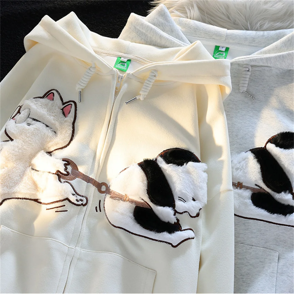 

Толстовка с капюшоном на молнии и заплатками из мультфильмов