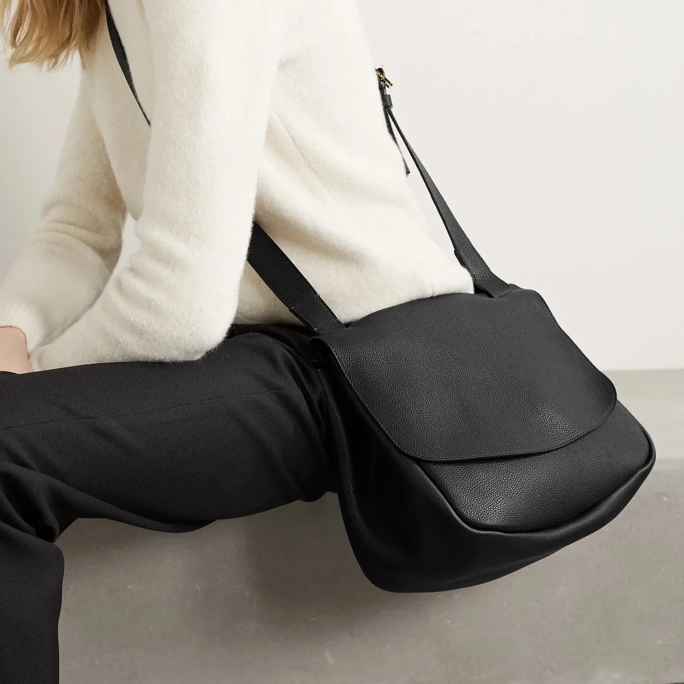 

mail The trumpet Clamshell packages Oblique cross package Single shoulder bag Messenger bag Dakota With the Row money cowhide