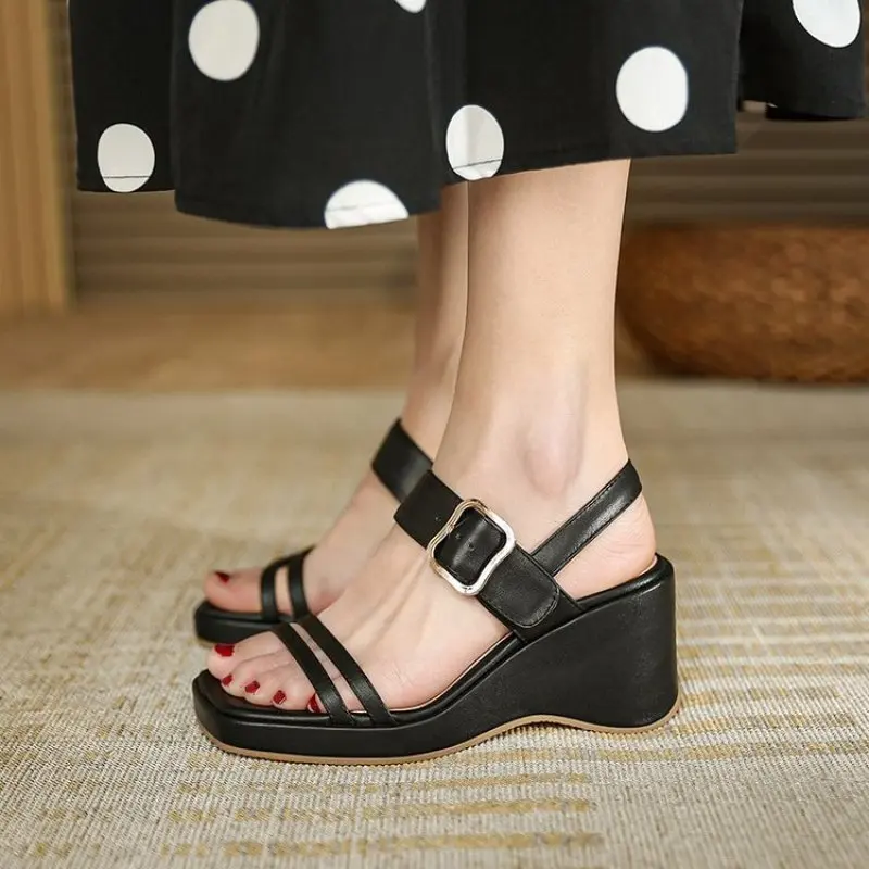 Сандалии на танкетке женские универсальные модные босоножки высоком каблуке с