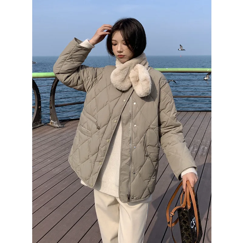 

Новинка 2023, зимняя теплая ромбовидная однотонная куртка в Корейском стиле для снижения возраста, сохраняющая тепло, на белом утином пуху, хлопковое пальто, женская куртка