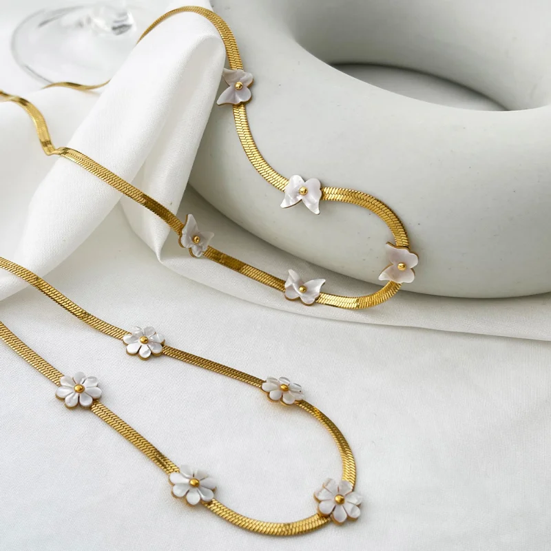 

Minar Temperament White Shell Butterfly Flower Pendant Necklaces 18K Gold Titanium Steel Wide Flat Herribone Necklace for Women