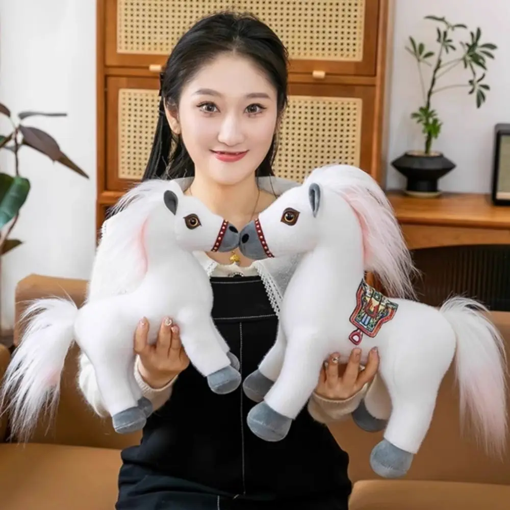 Фото Плюшевая игрушка-лошадь: имитация стоящего жеребенка с длинной гривой, пони в седле, мягкая мультяшная лошадка для детей №5