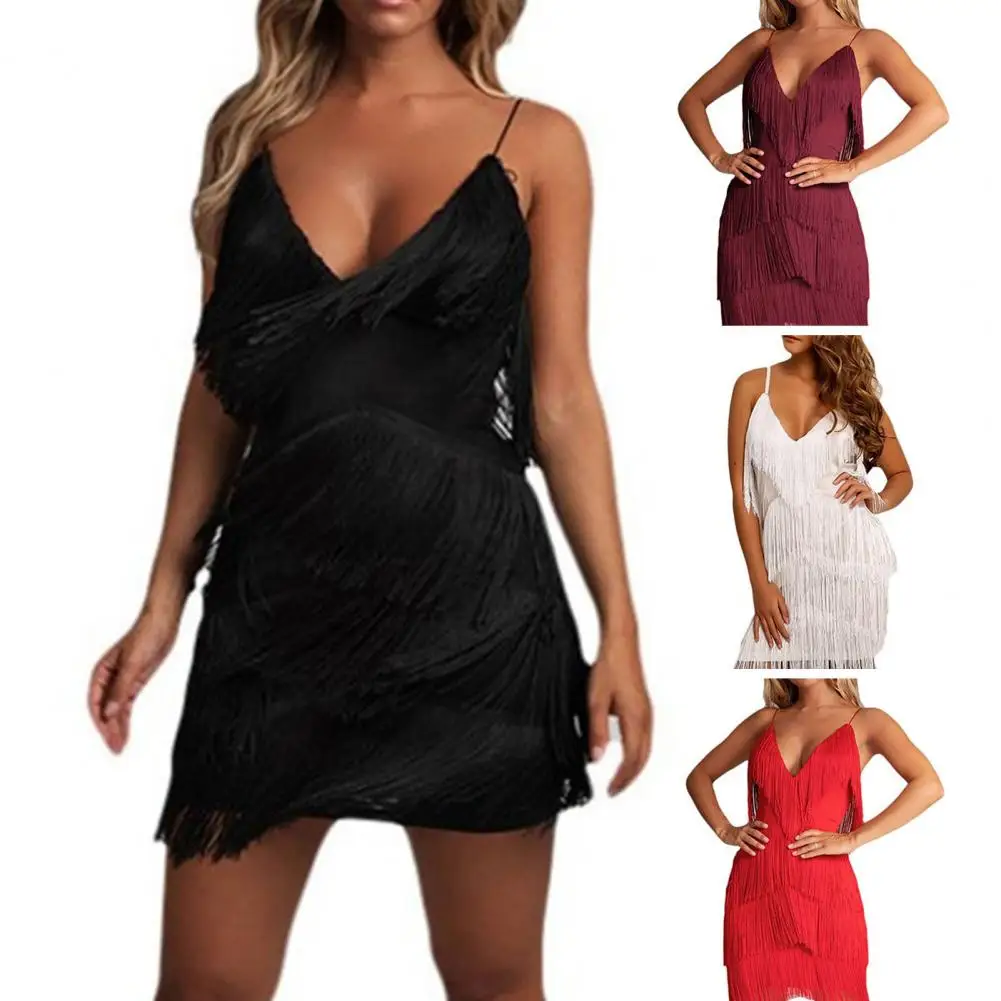 

Женское платье с бахромой и V-образным вырезом