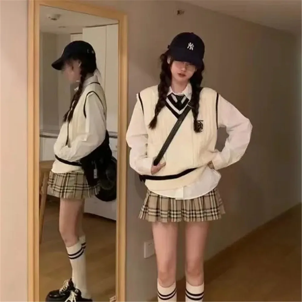 Женский свитер оверсайз в стиле преппи с V-образным вырезом