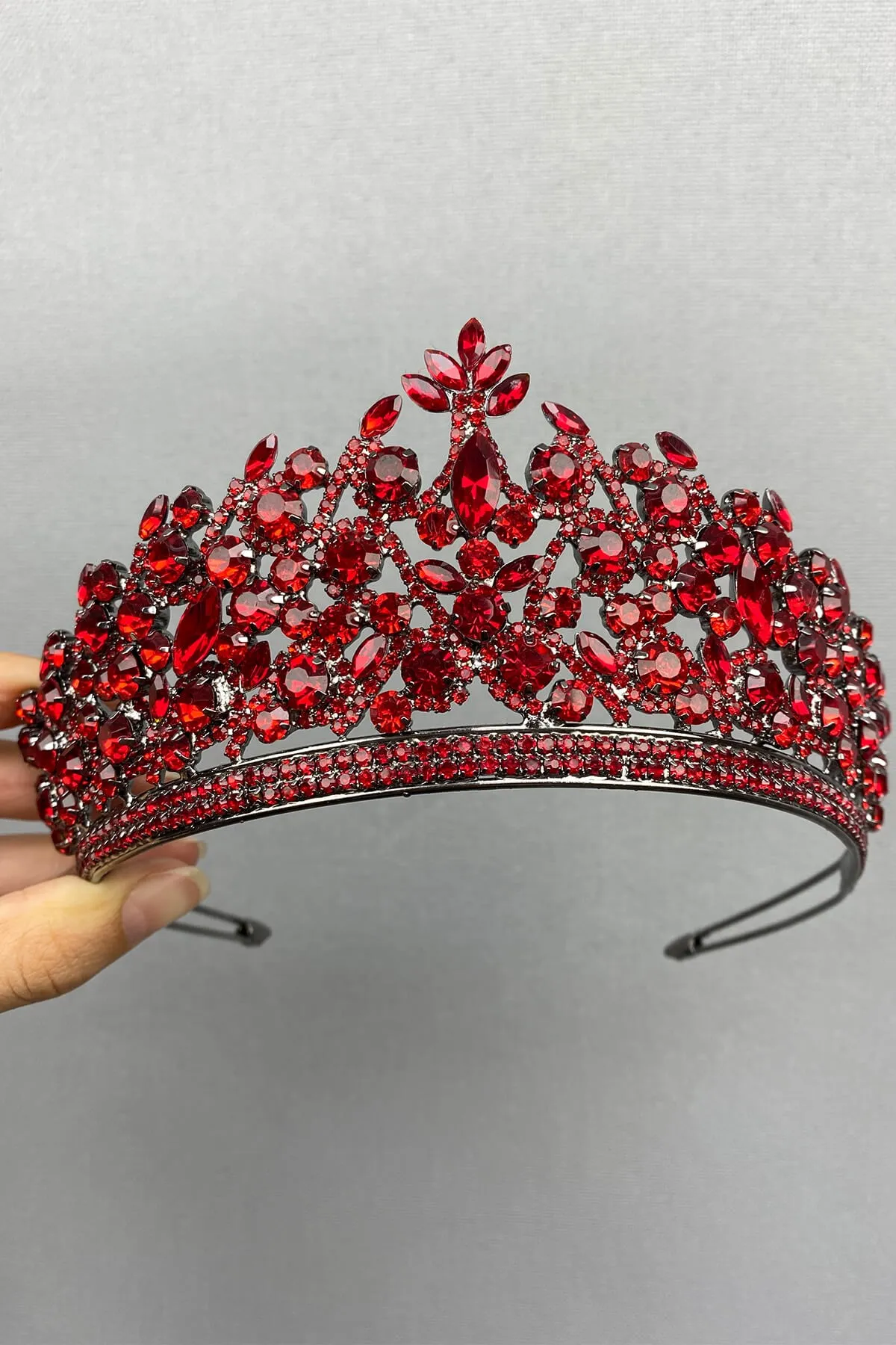 

Red Pegasi Model Bride Henna Crown