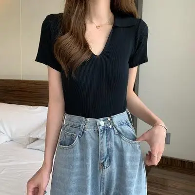 

Summer 2023 new V-neck polo shirt slim slim knitted short-sleeved T-shirt female design feeling niche short black