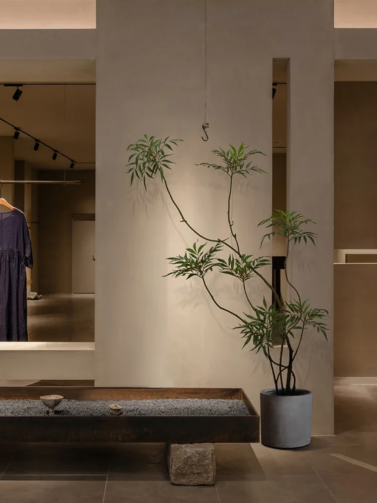 Искусственное зеленое растение для украшения гостиной удивленное тихим ветром