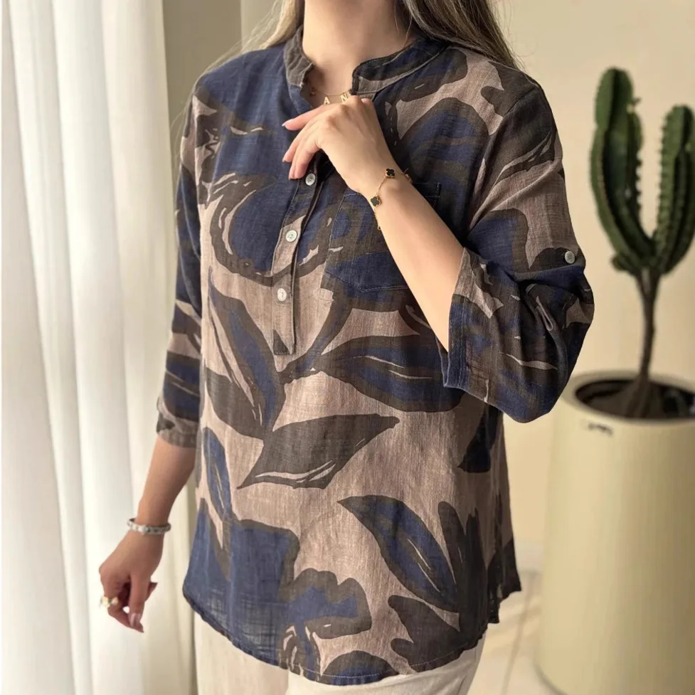 Фото Женская блузка с летним принтом, V-образным вырезом, рукавами три четверти, на пуговицах, элегантная. №3