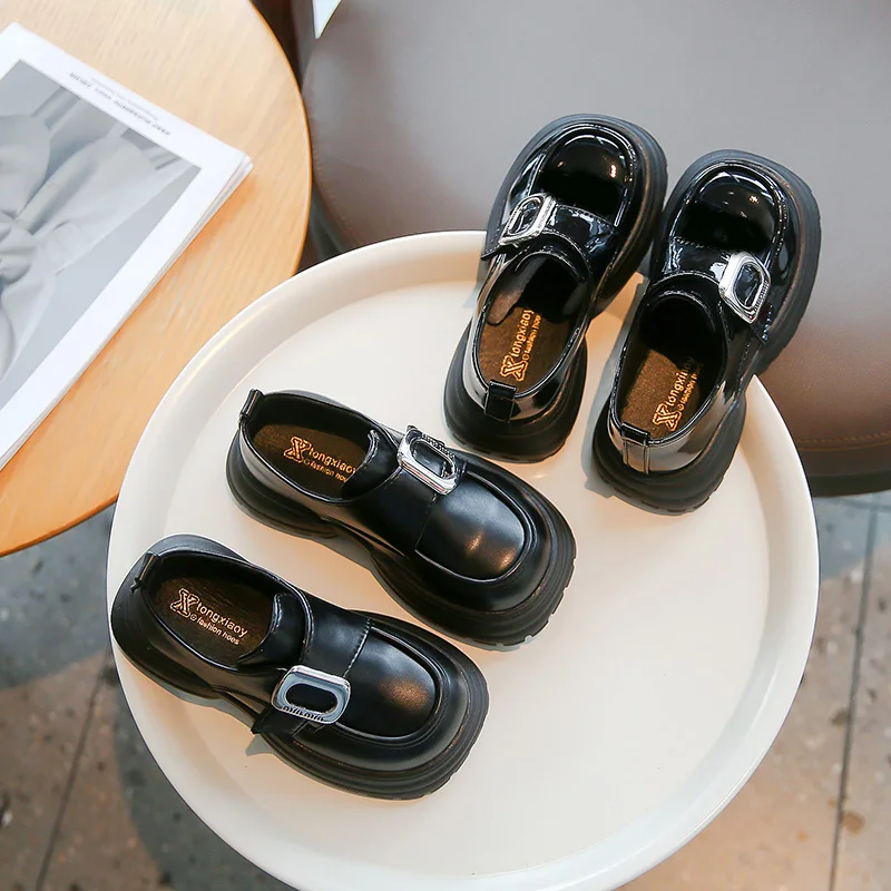 Детские кожаные туфли для девочек модные повседневные с металлической пряжкой